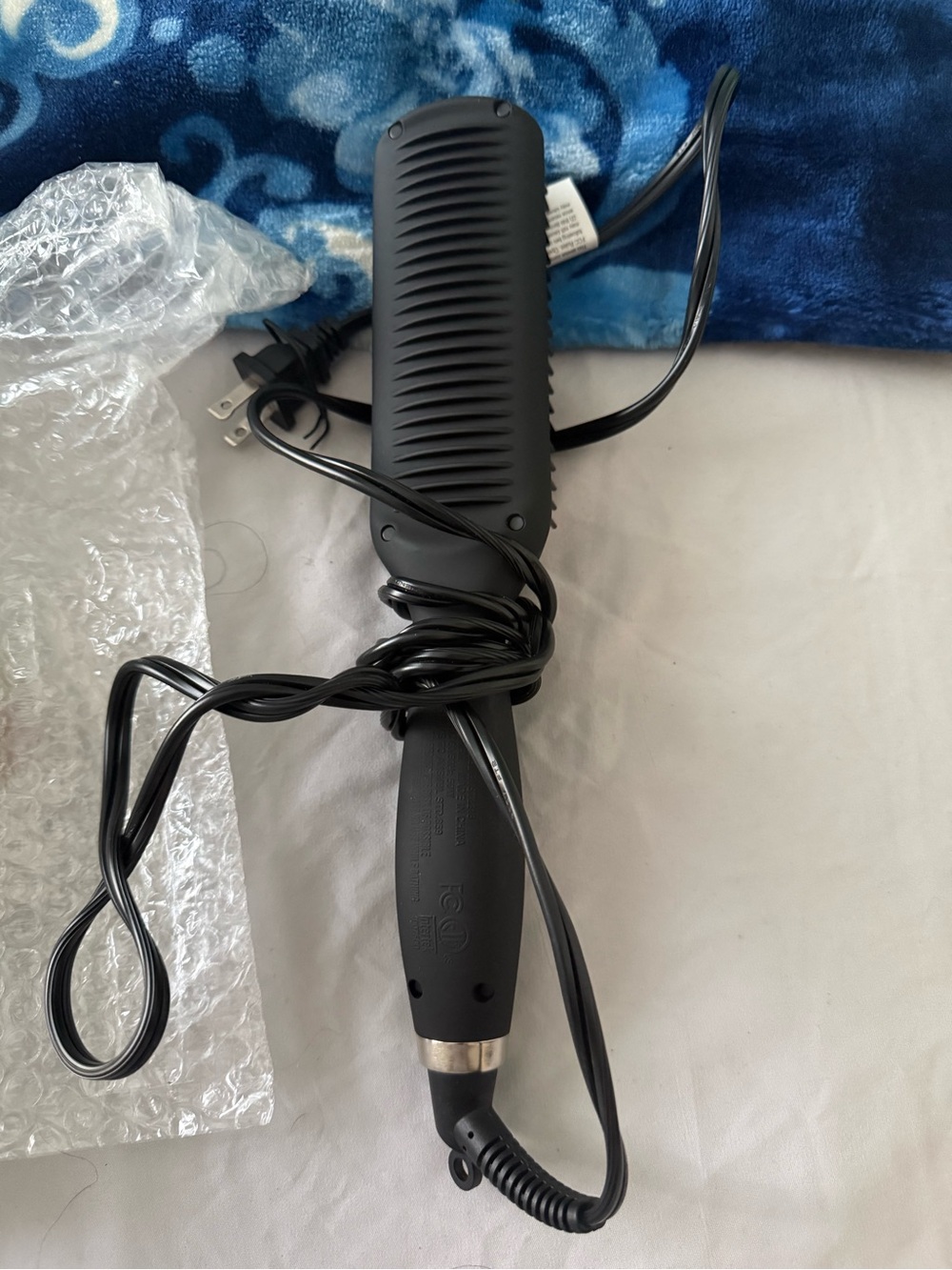 Revlon SmoothStay Coconut Oil-Infused Straightening Brush — Black & Red - Picture 2 of 5